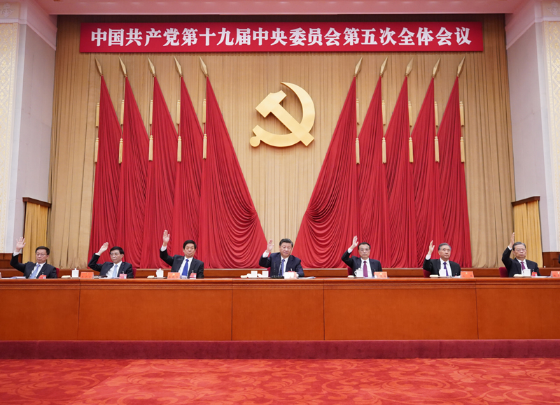中國共產(chǎn)黨第十九屆中央委員會(huì)第五次全體會(huì)議，于2020年10月26日至29日在北京舉行。這是習(xí)近平、李克強(qiáng)、栗戰(zhàn)書、汪洋、王滬寧、趙樂際、韓正等在主席臺(tái)上。新華社記者 王曄 攝