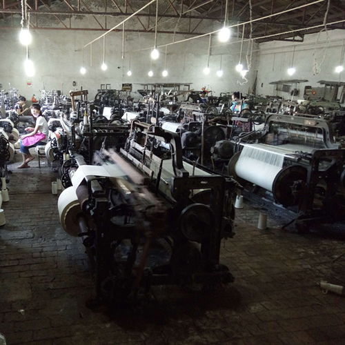 匠心傳承與市場(chǎng)開拓 探秘伊寧豆腐布與志峰紡織的服裝批發(fā)之路